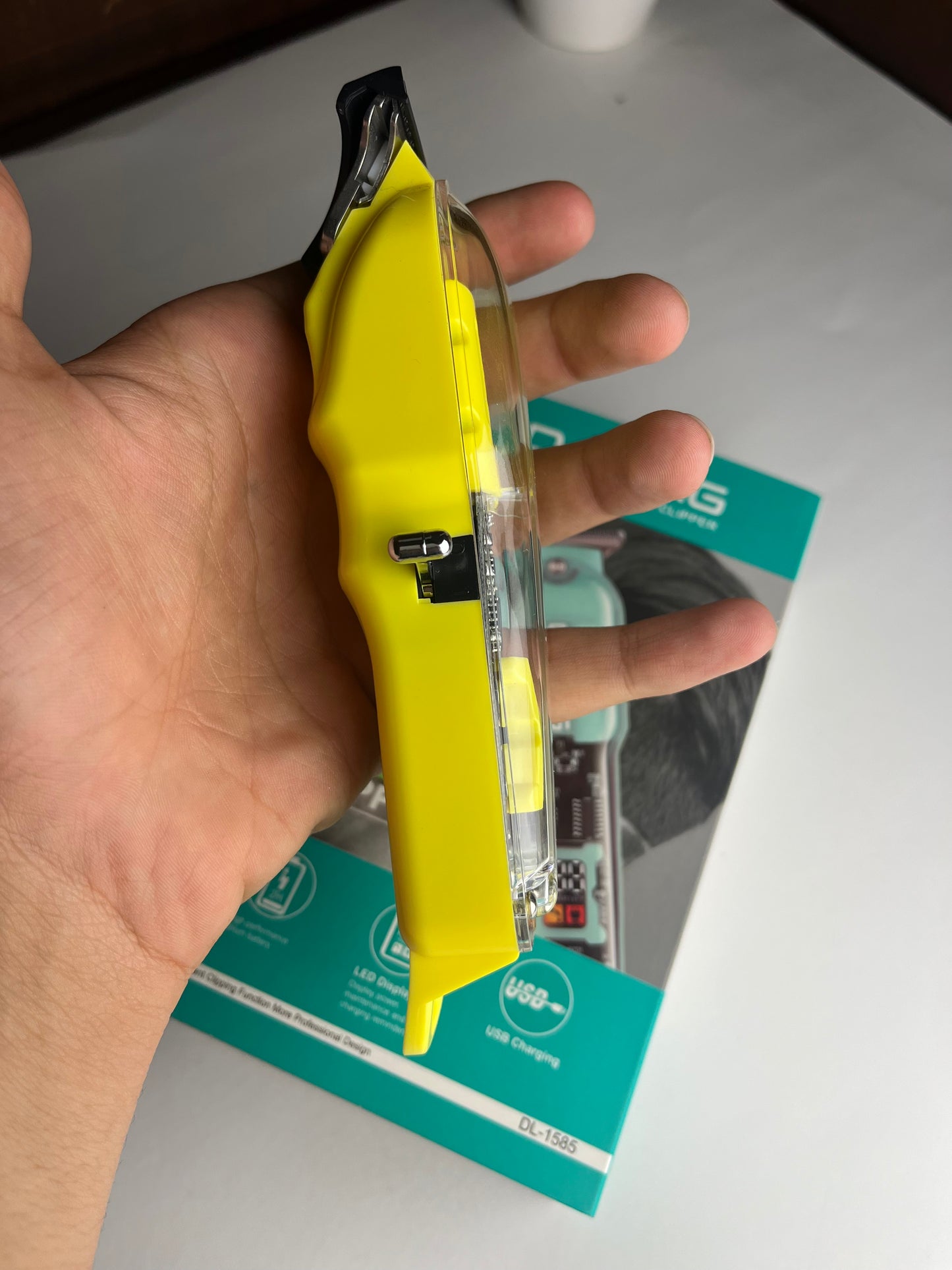 PROFESSIONAL HAIR CLIPPER