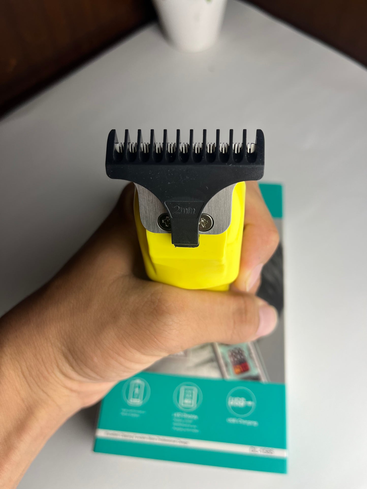 PROFESSIONAL HAIR CLIPPER
