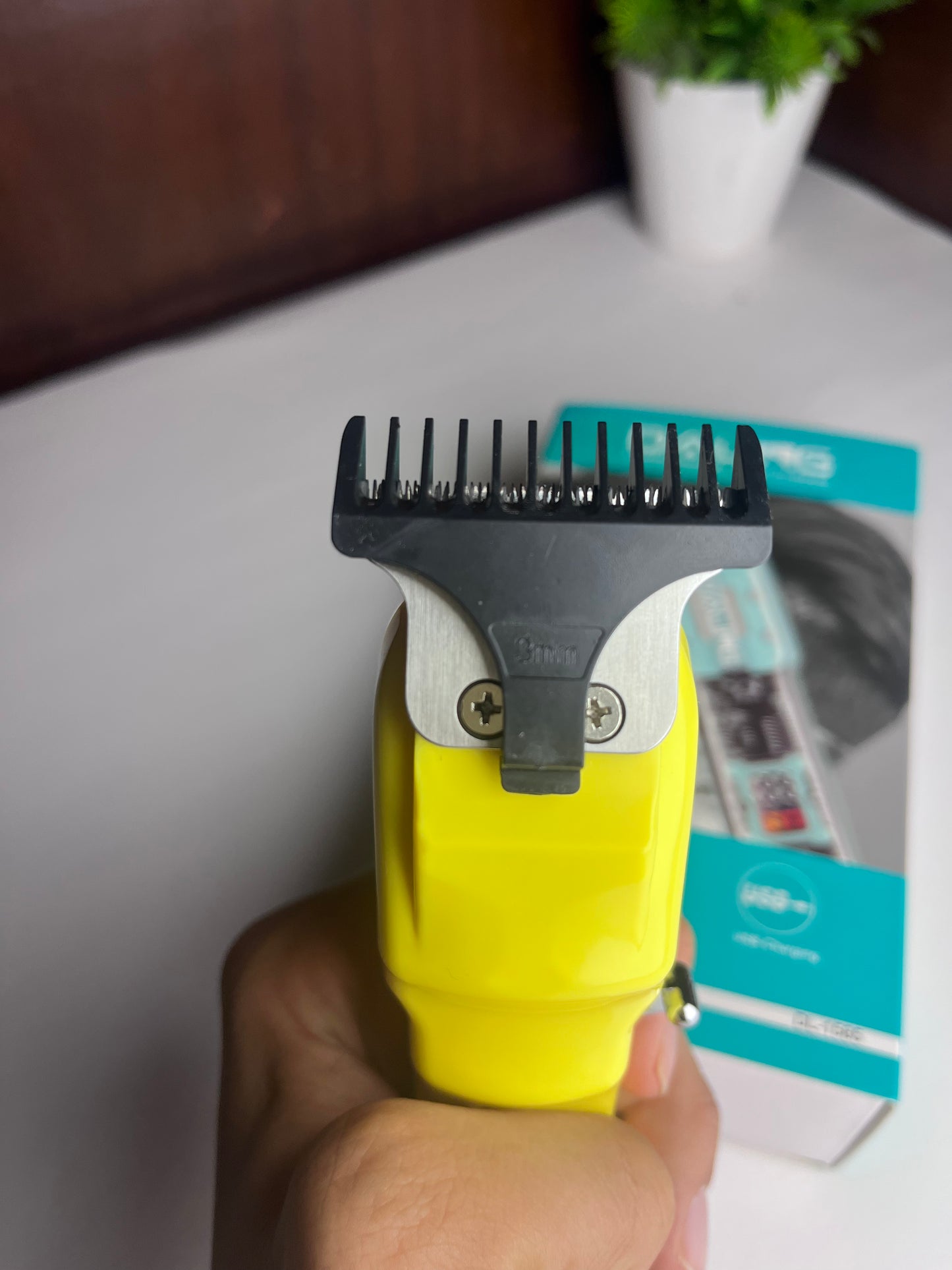 PROFESSIONAL HAIR CLIPPER